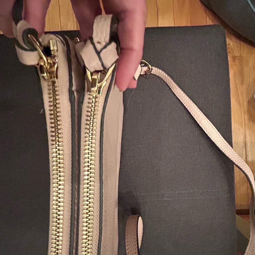 Vince Camuto Cream Crossbody Bag with Sleek Design - Picture 2 of 13